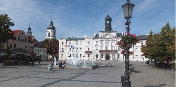 Plock-marktplein-plein-klokkentoren-kerk-Polen