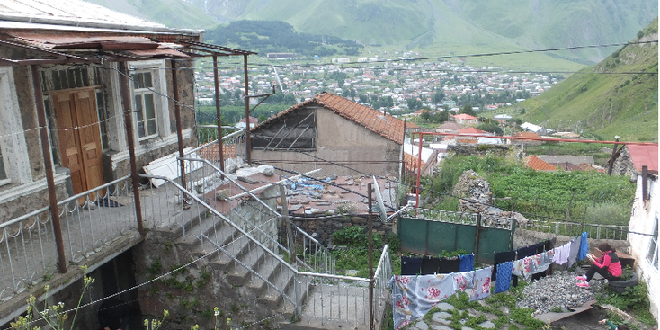 Kazbegi-nazi-hostel-achtertuin-was-Georgië