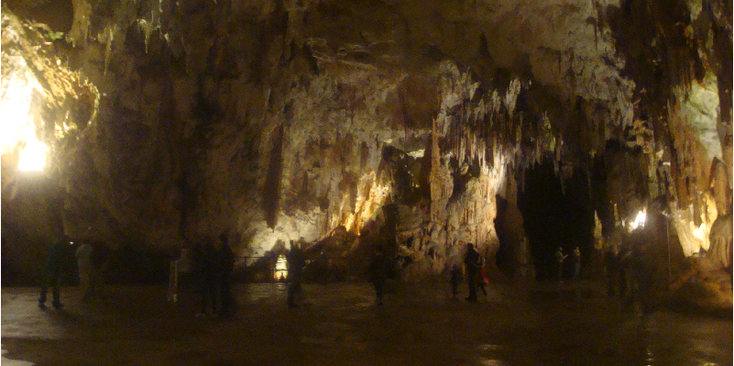 Postojna-grotten-conferentiezaal-stalagmieten-stalagtieten-Slovenië