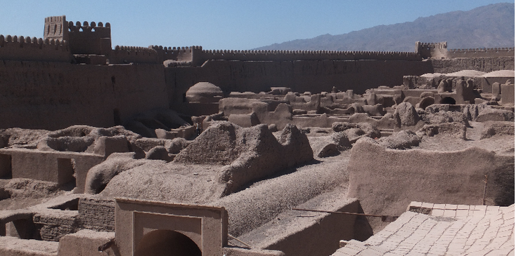 Rayen-lemen-stad-Iran-stadsmuur-paleis-toren