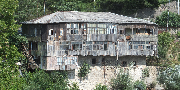 Kutaisi-Georgië-rivier-huizen-houten