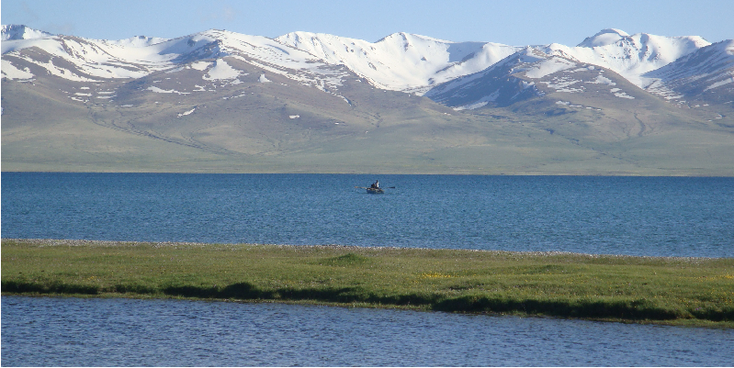 Song-Kol-Lake-meer-bergen-sneeuw-boot-Kirgizië
