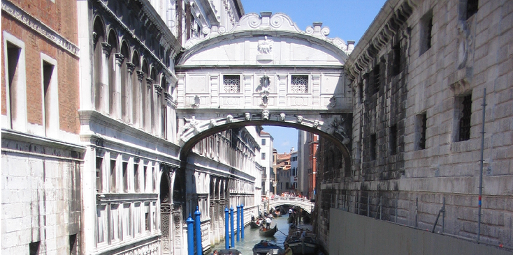 Venetië-kanaal-boten-water-brug-der-zuchten-Italië