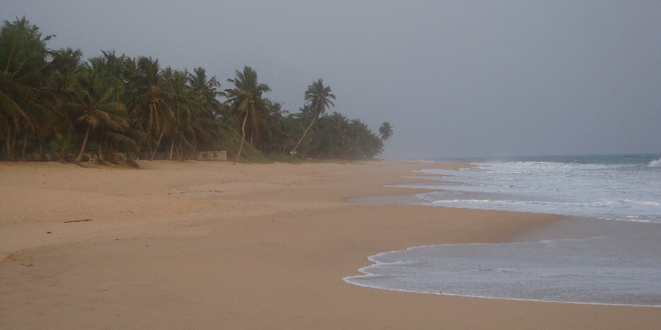 Akwida-Ghana-strand-strandhut-zon-zee-zonnen