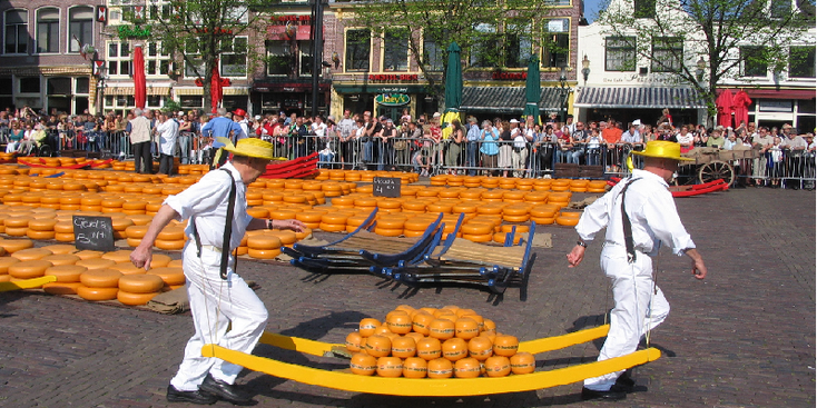 Kaasmarkt-Alkmaar-gele-hoedjes-kaasplank-rennen-Nederland