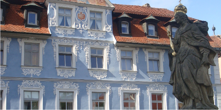 Bamberg-versierde-blauwe-huis-gebouw-monument-beeld-engel-Duitsland