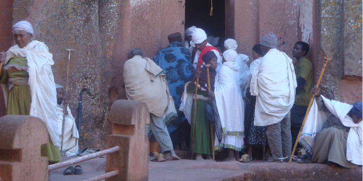 Bet-Gabriel-Rufael-Lalibela-pelgrims-stokken-rots-kerken-Ethiopië