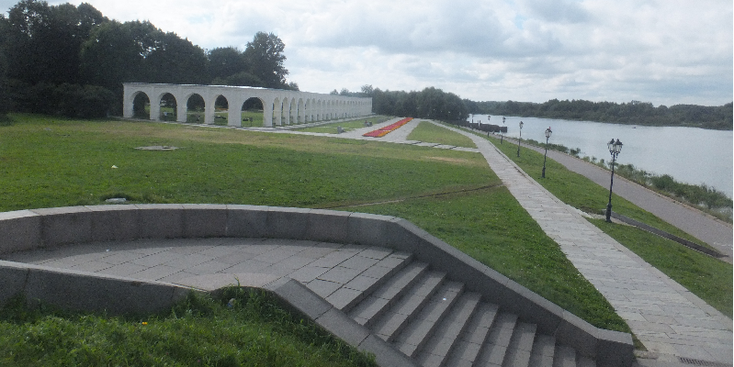 Novgorod-monument-pilaren-columns-rivier-Rusland
