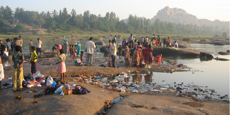 Hampi-rivier-wassen-vrouwen-rots-India