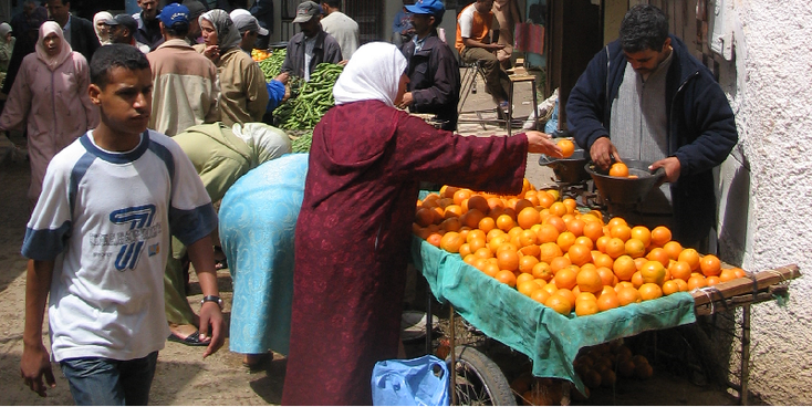 Meknes-souq-soek-bazaar-sinaasappelen-kar-Marokko