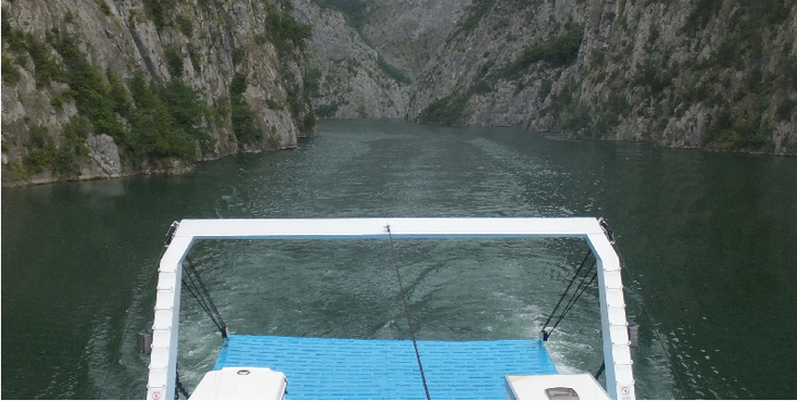 Koman-meer-Albanië-mist-nauwe-kliffen-doorgang-boot-ferry-veerboot