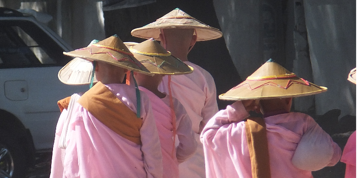 Hsipaw-monnik-roze-Myanmar-Birma