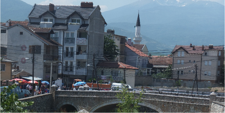 Prizren-Drin-rivier-moskee-minaret-Kosovo