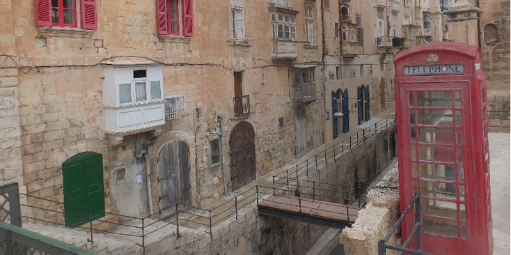 Valletta-Malta-balkons-straten-telefooncel-rood-Engels-Brits