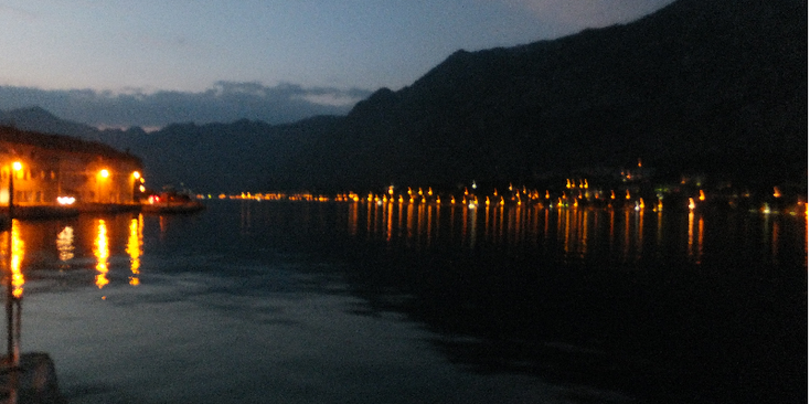 Kotor-meer-duister-lichtjes-Montenegro