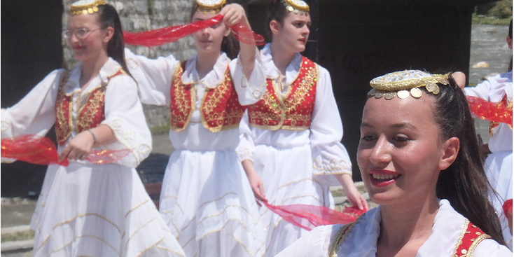 Prizren-traditionele-kleding-meisjes-Kosovo