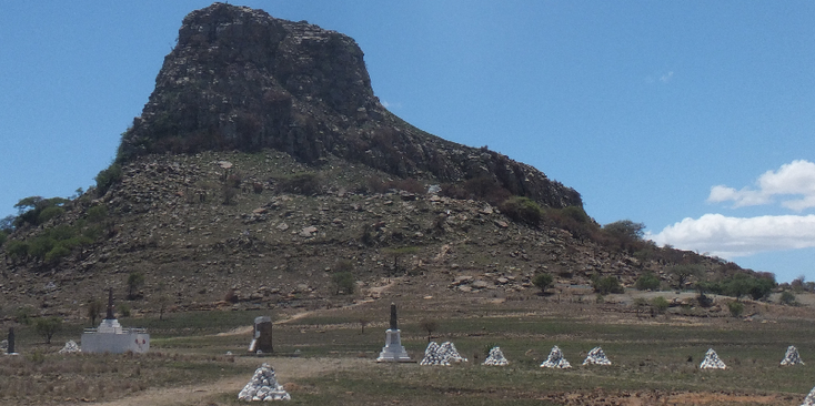 Isandlwana-monument-veldslag-witte-stenen-monument-Zuid-Afrika