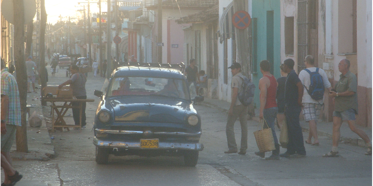Trinidad-Cuba-straatleven-riksja-klassieke-Amerikaanse-auto