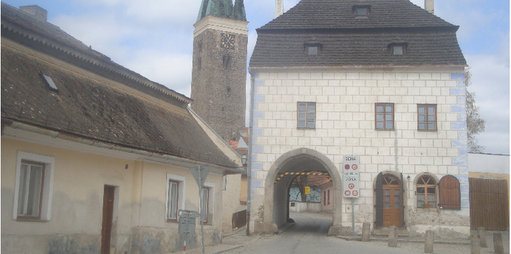 Telc-poort-Namesti-Zachariase-Z-Hradce-driehoeks-plein-Tsjechie-gekleurde-koopmanshuizen