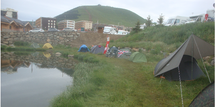 Alpe-d-Huez-tent-wildkamperen-plateau-Tour-de-France-Frankrijk