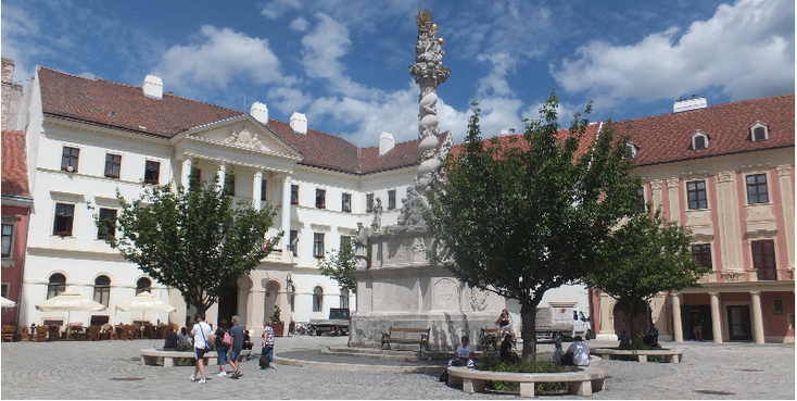 Sopron-Ter-plein-zuil-koopmanshuizen-vakmanshuizen-gekleurd-Hongarije