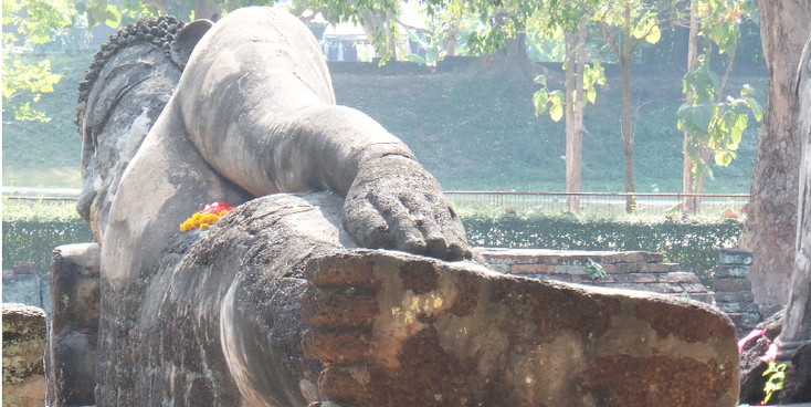 Kamphaeng-Phet-Wat-Phra-Kaew-Boeddha-beeld-liggend-historisch-park-Thailand