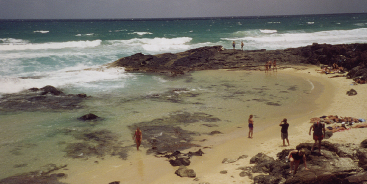 Fraser-Island-Champagne-Pools-strand-rotsen-eiland-Australië