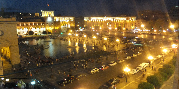 Jerevan-Yerevan-verlicht-hoofdstad-plein-van-de-Republiek-fonteinen-regeringsgebouwen-Armenië