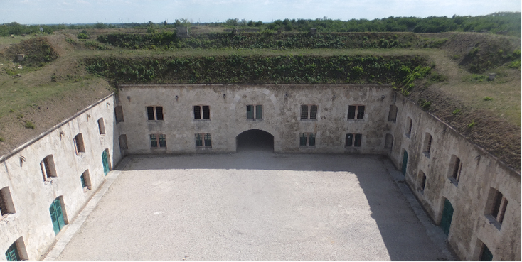 Monostor-fort-Komarom-binnenplaats-Hongarije