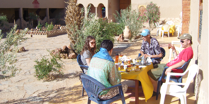 Merzouga-courtyard-breakfast-Les-Roches-Hostel-Morocco