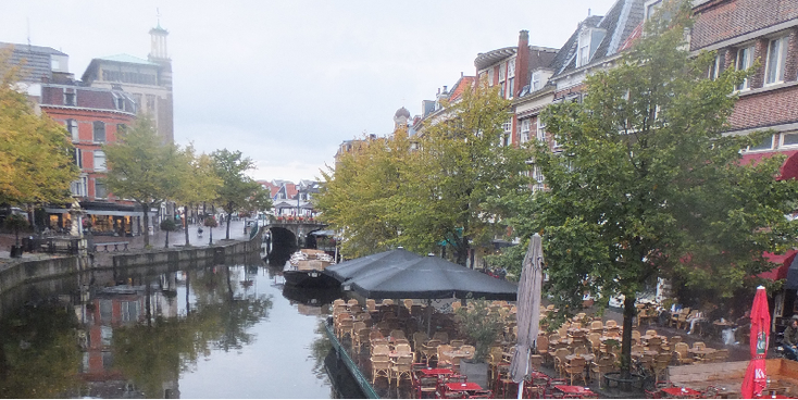 Leiden-terras-boot-gracht-kade-rivier-kanaal-Nederland