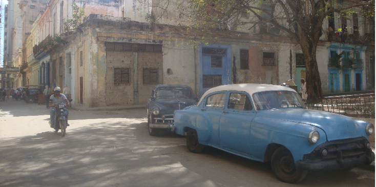 Havana-Cuba-klassieke-Amerikaanse-auto-Capital-koloniale-gebouwen-gekleurd