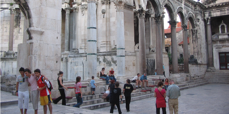 Diocletain-paleis-pilaren-columns-Romeins-binnenplaats-Kroatië