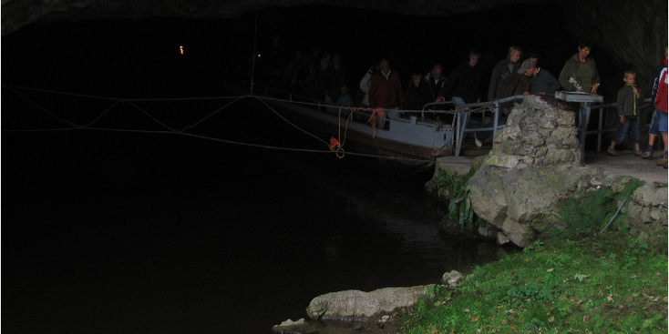 Han-sur-Lesse-boot-grotten-water-België