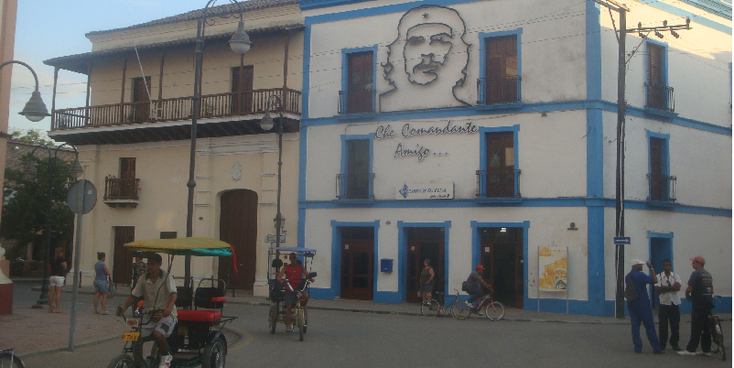 Camaguey-Cuba-Che-Guevara-muur-fiets-riksja