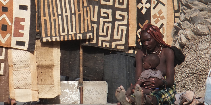 Opuwo-Namibië-Himba-stam-kind-moeder