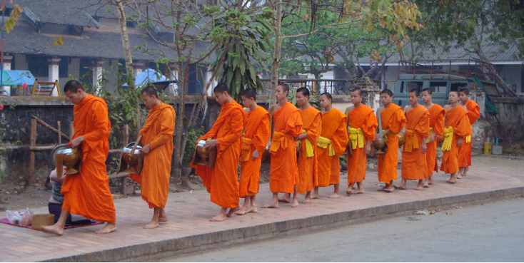 Luang-Prabang-Laos-monnik-oranje-jurk-boeddha-eten-ophalen