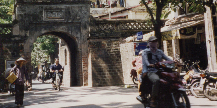Eastern-Gate-oostpoort-stadsmuur-Hanoi-Old-Quarter-oude-wijk-Vietnam-scooter