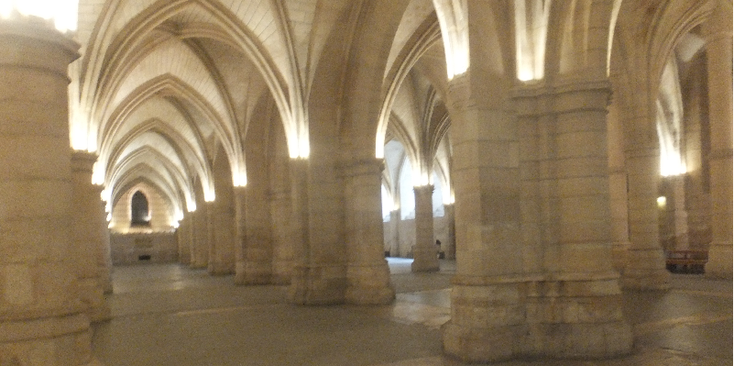Conciergerie-Parijs-catacomben-witte-zuilen-Frankrijk