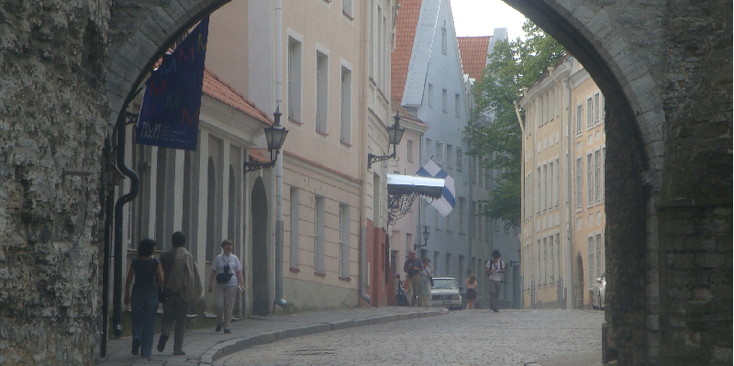 Tallinn-poort-stenen-koopmanshuizen-vakmanshuizen-Middeleeuws-Estland