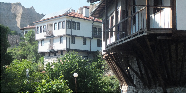 Melnik-Ottomaanse-witte-huizen-balkon-Bulgarije