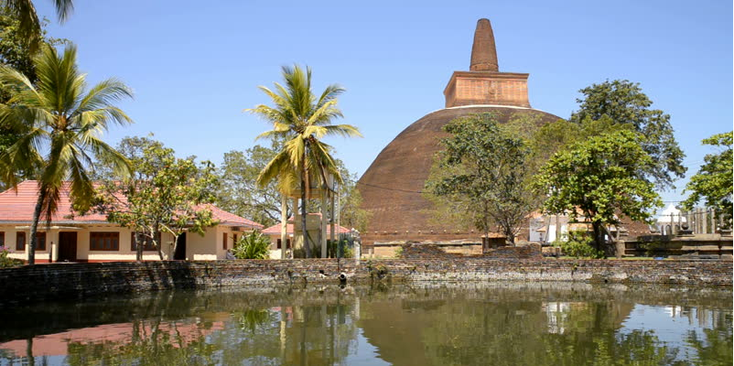Anuradhapura-tempel-vijver-archeologie-tempel-Jungle-Ruiines-Koninkrijk-Sri-Lanka