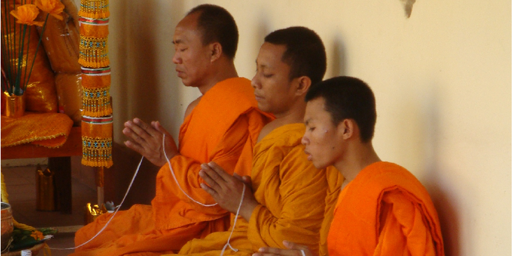 Boeddhistische-monniken-tempel-bidden-Laos