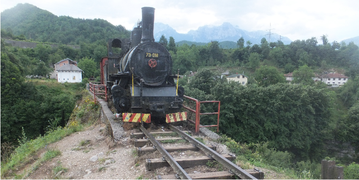 Jablanica-locomotief-Slag-bij-Neretva-vernielde-spoorbrug-museum-Bosnië-Herzegovina
