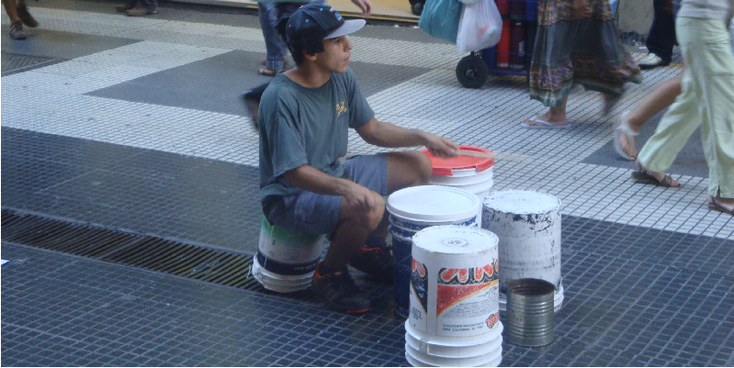 straatmuzikant-drum-blikken-Buenos-Aires-Argentinië