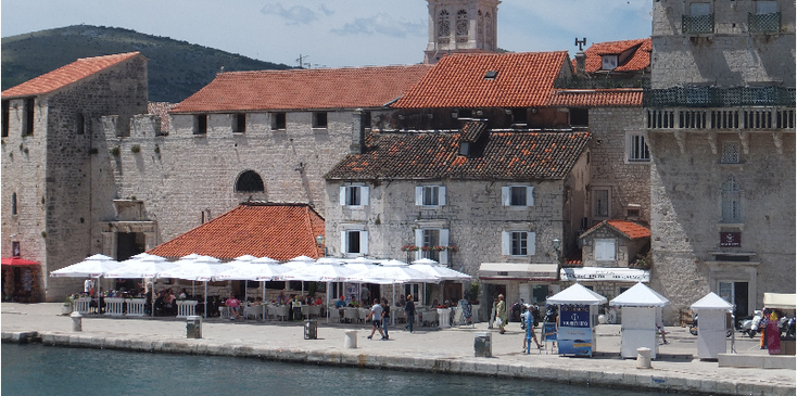 Trogir-kade-stadsmuren-haven-Kroatië