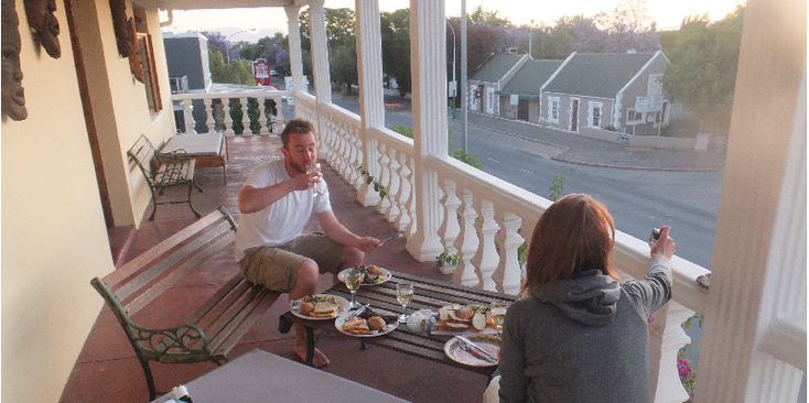 Backpackers-Paradise-balkon-lunch-diner-Oudshoorn-Zuid-Afrika