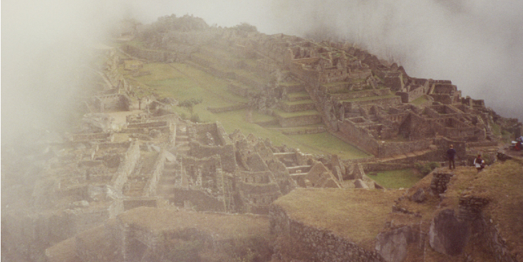 Machu-Pichu-Inca-Rijk-stad-mist-bergen-Peru