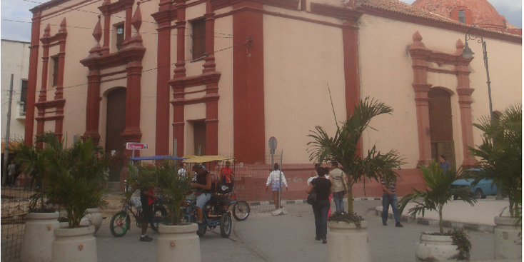 Callejon-de-la-Sociedad-kerk-tuk-tuk-fiets-Camaguey-Cuba