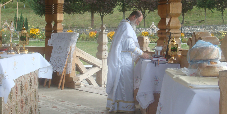 Barsana-priester-klooster-brood-tuin-Maramures-Roemenië